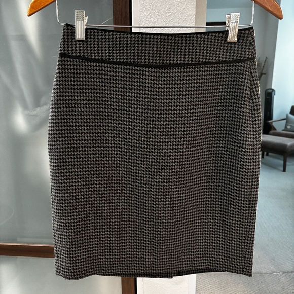Banana Republic Houndstooth Knit Pencil Skirt - Black/Gray Size 0 - Picture 1 of 8
